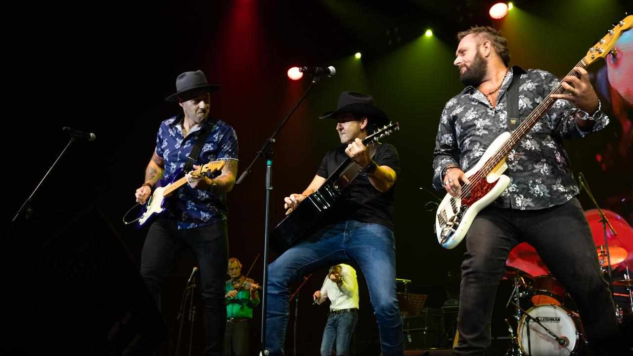 The Wolfe Brothers - Nick (left) and Tom (right) - with Lee Kernaghan