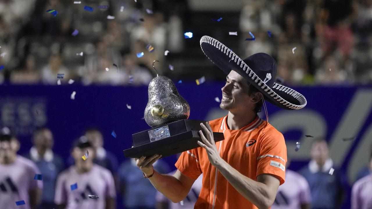 Mexico trophy for de Minaur