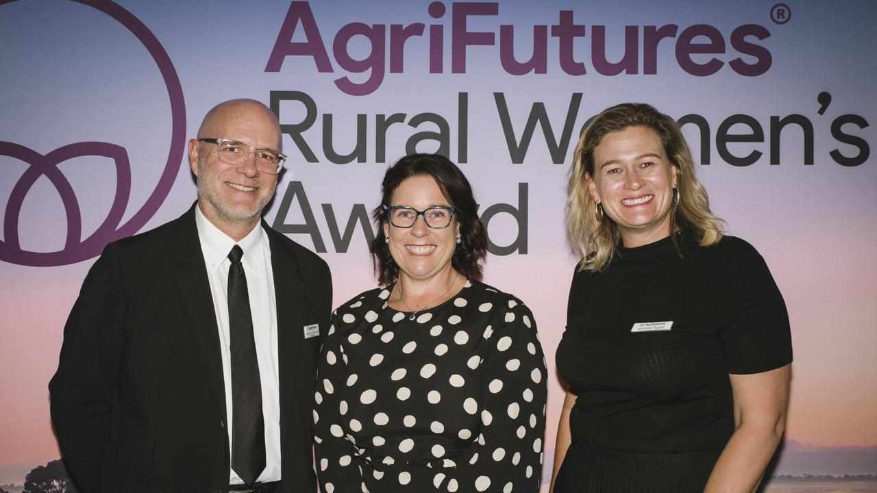 WA Rural Women's Award winner Mandy Walker (centre)
