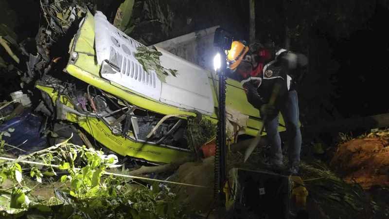 At least 17 killed as Philippines bus falls off cliff