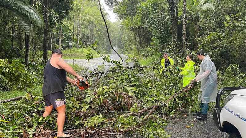Shelter warning as Cyclone Jasper bears down on coast