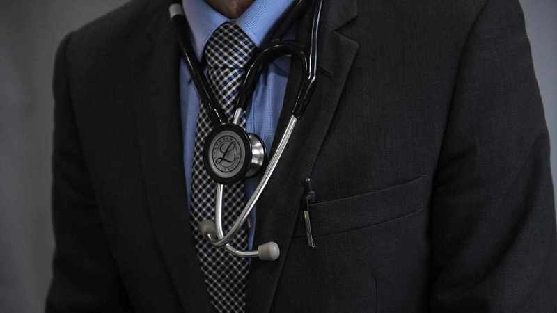 GP disqualified for groping, kissing patient's mother